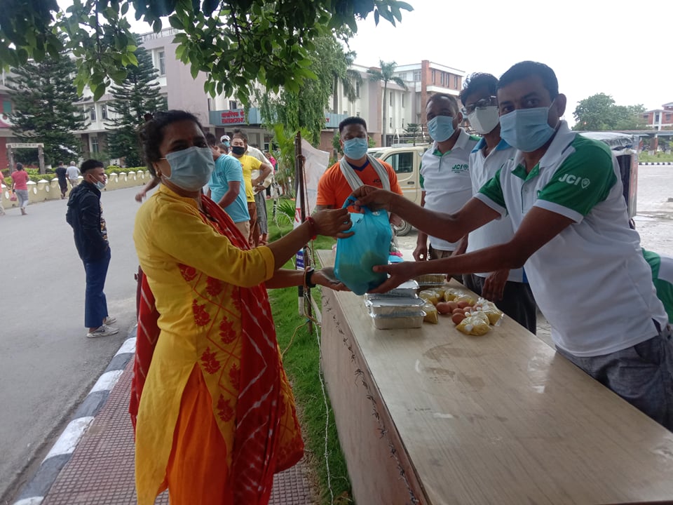 सात हजार कोरोना प्रभावितलाई सिद्धार्थ जेसीजले दियो एक महिना निःशुल्क खाना