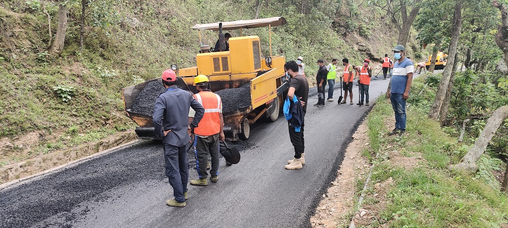 स्तरोन्नतिको १६ वर्षपछि ‘अस्फाल्ट ओभरले’ प्रविधिबाट कालोपत्रे हुँदै बन्देउ–चौतारा सडक