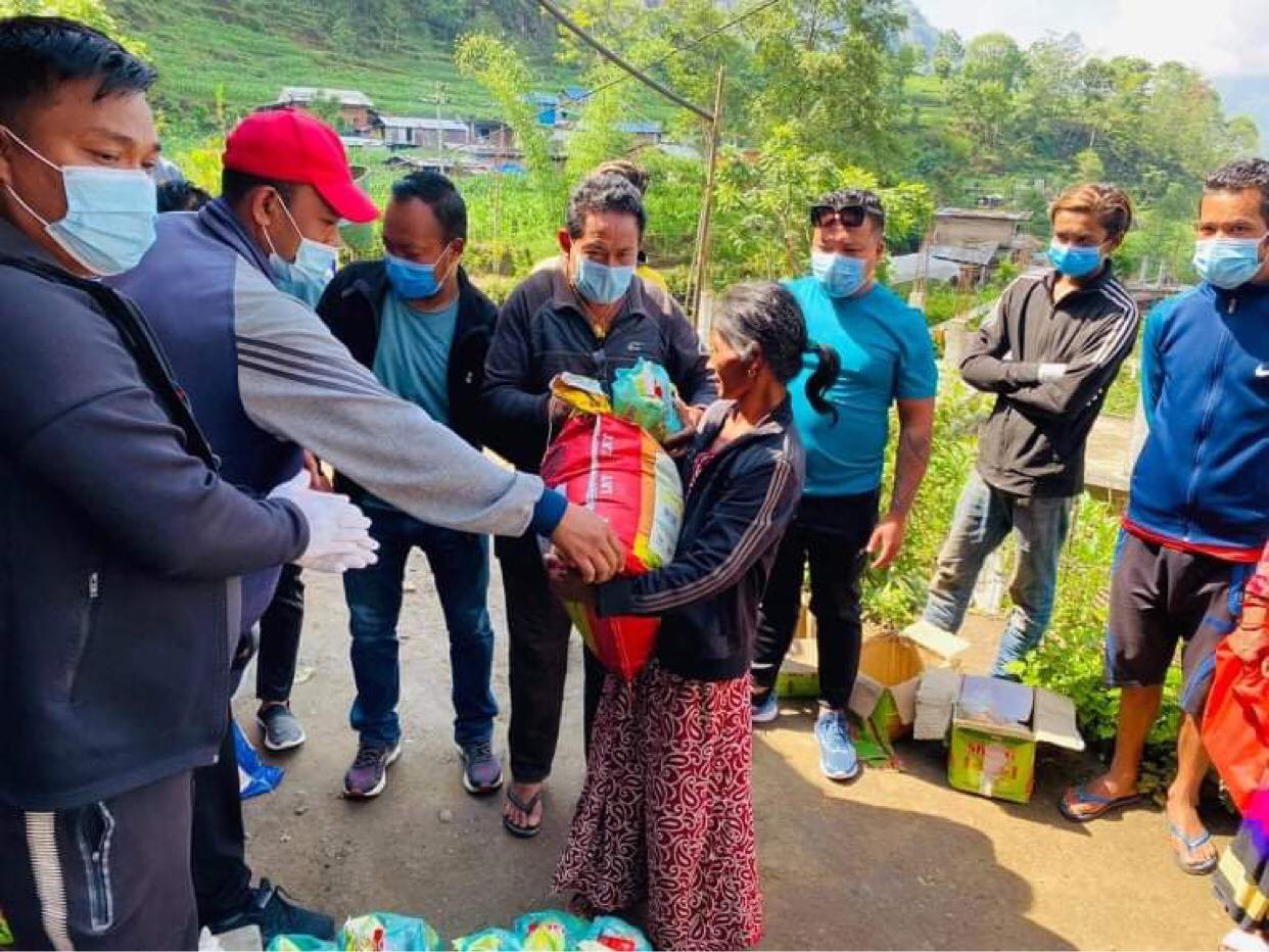 विपन्न दलितलाई सुन्दर नेपाल र सिताराम कन्ट्रक्सनको सहयोग