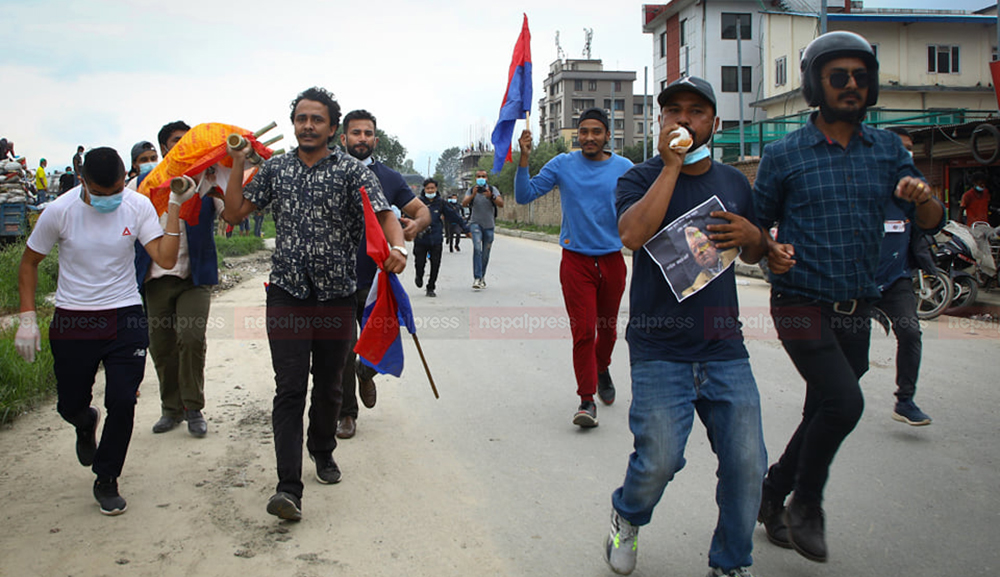 माधव नेपालविरुद्ध युवासंघ कार्यकर्ताको उग्र प्रदर्शन (भिडियो)