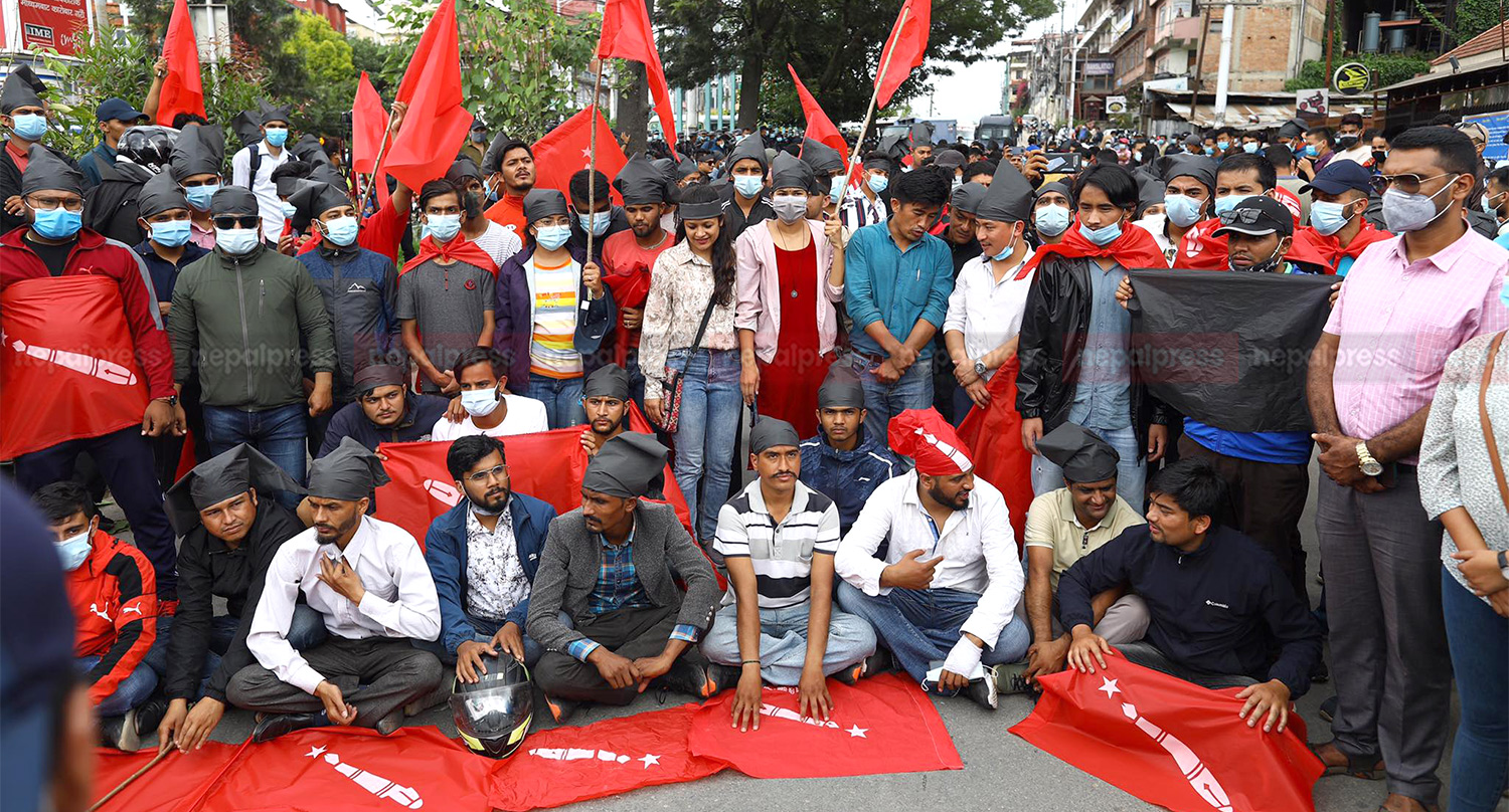 कालो फेटा बाँधेर अनेरास्ववियूको भण्डाफोर सभा (तस्बिरहरू)