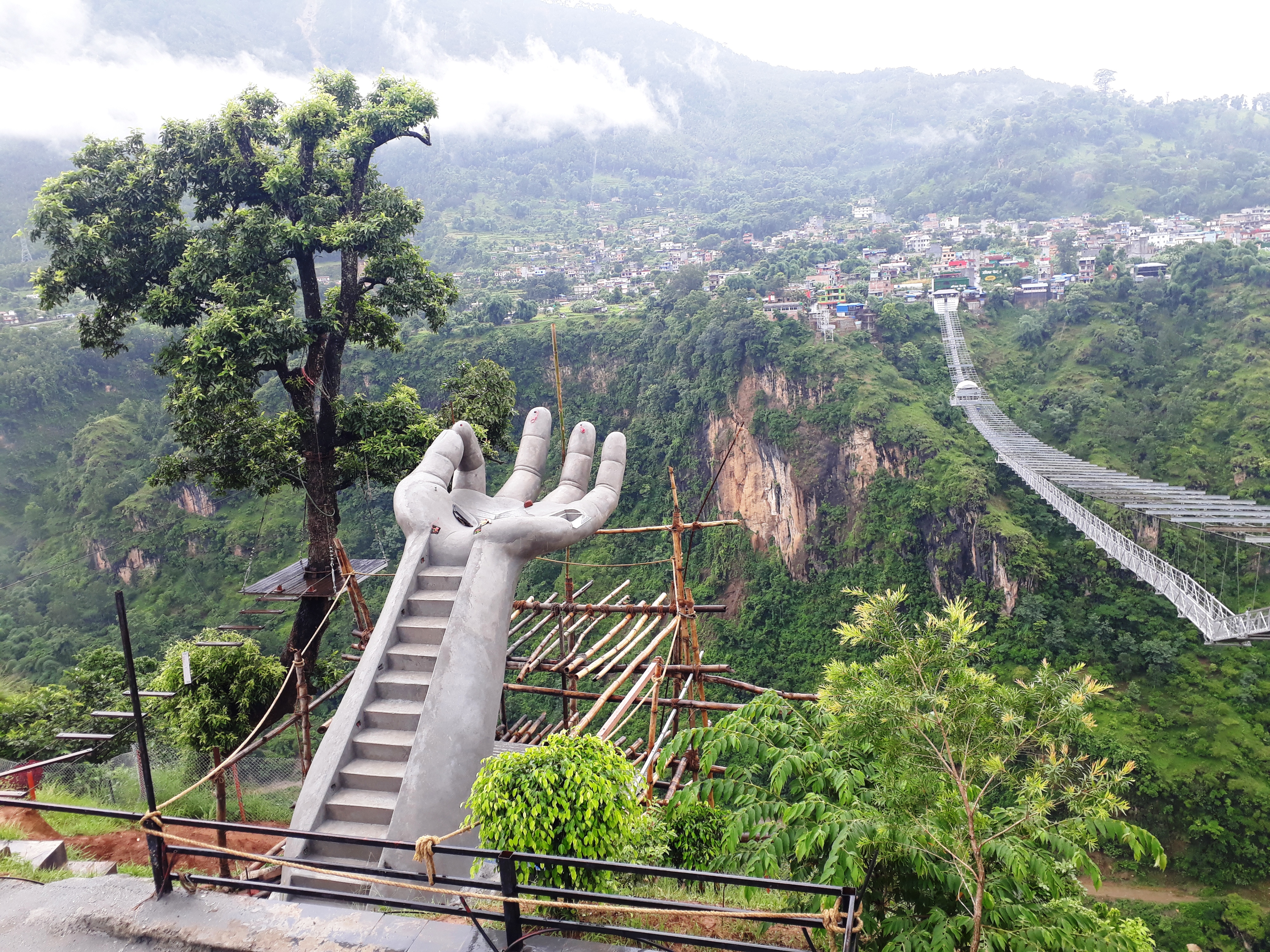 प्रकृतिमाथि विचरण: यसरी लोभिदैछन् पर्यटक