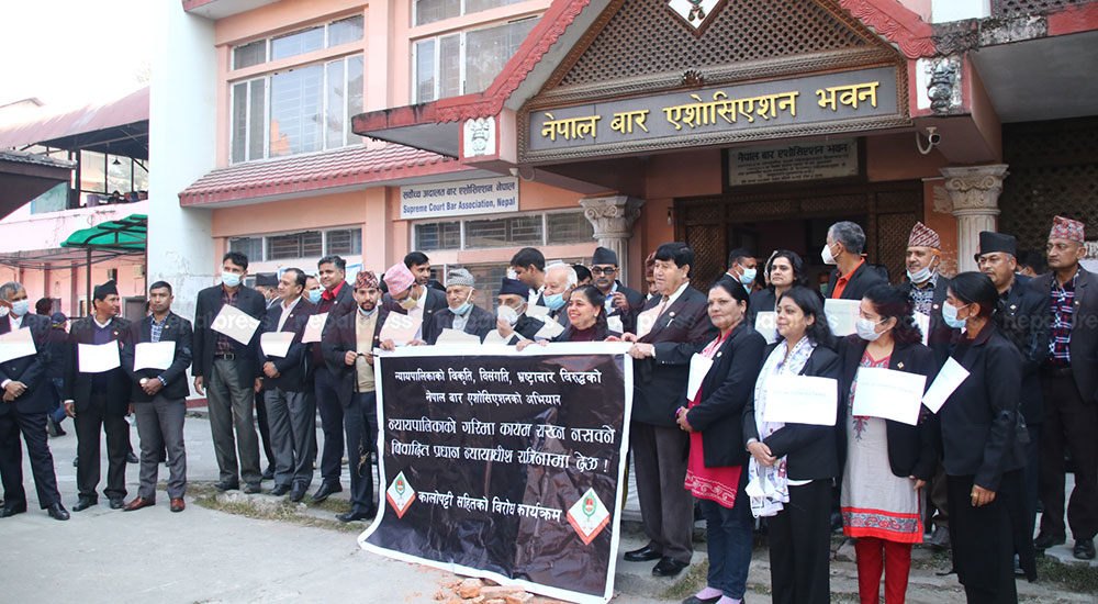 प्रधानन्यायाधीशविरुद्ध नेपाल बार परिषरमा कानून व्यवसायीको प्रदर्शन (तस्बिरहरु)