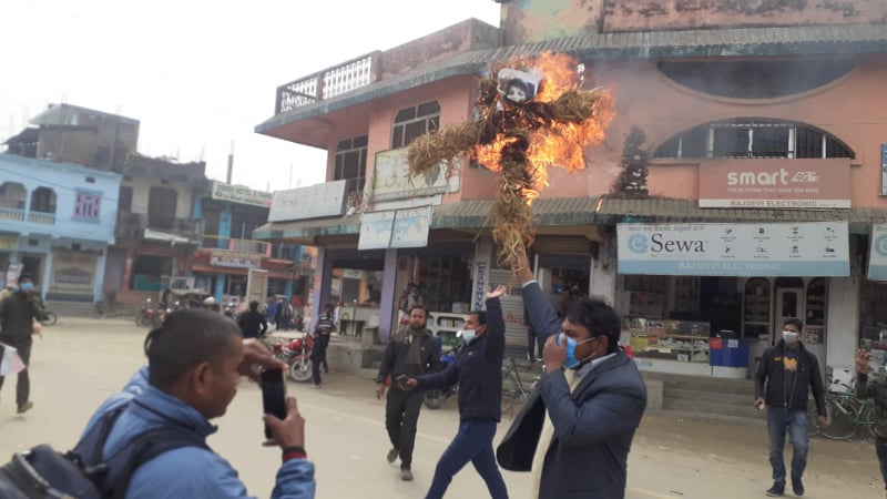 मन्त्री यादवको बर्खास्ती माग गर्दै युवा संघद्वारा रौतहटमा प्रदर्शन, मन्त्री यादवको पुत्ला जलाईयो