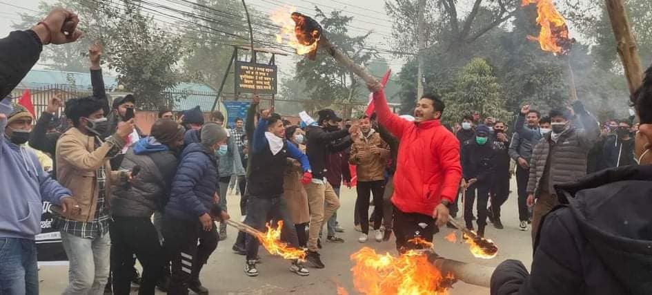 मूल्यवृद्धिको विरोधमा प्रधानमन्त्रीको पुत्ला दहन, प्रहरी र एमाले कार्यकर्ताबीच झडप