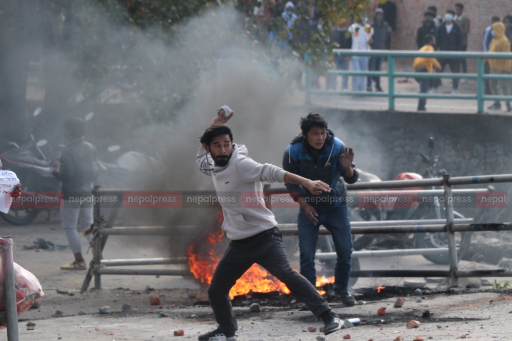 आजपनि एमसीसीविरुद्ध प्रदर्शन : पातलिँदै सत्तापक्षका आन्दाेलनकारी (तस्बिरहरु)