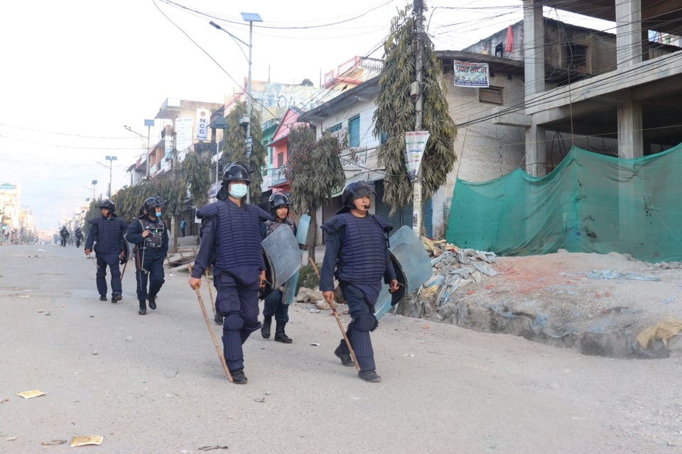 सुर्खेतमा कर्फ्यु जारी, सडकमा निस्किए प्रहरीले गोली हान्न सक्ने (तस्बिरहरु)