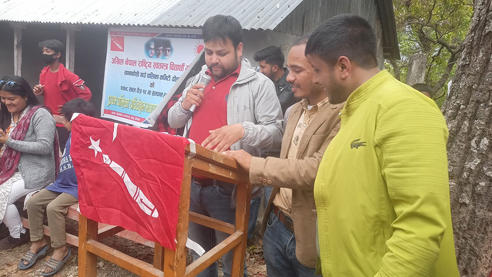 तामाकोशीमा एमालेको सरप्राइज- सिनियरलाई जिताउँन हिँडेका युवा इन्जिनियरले पाए टिकट