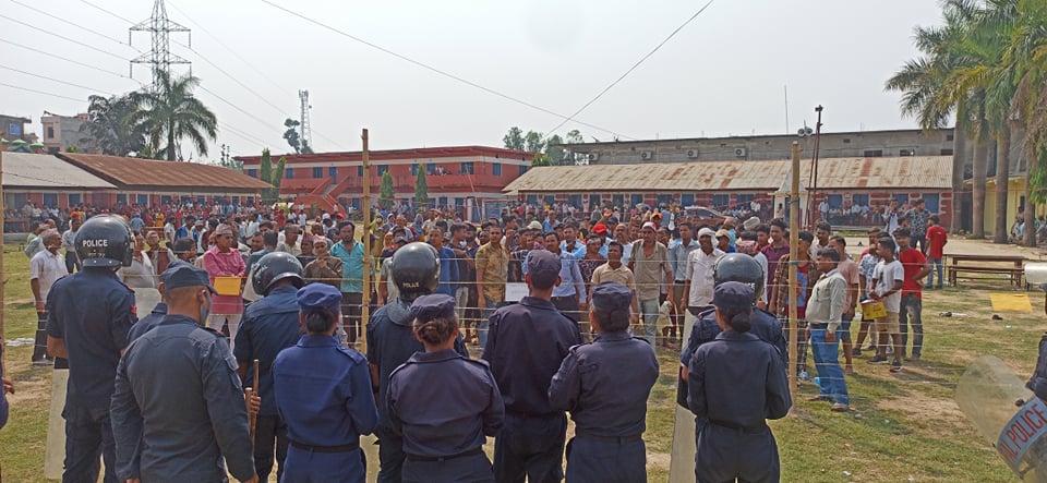 घोडाघोडी-११ मा पुनः मतगणनाको माग गर्दै कांग्रेस कार्यकर्ताको नाराबाजी (भिडिओ)