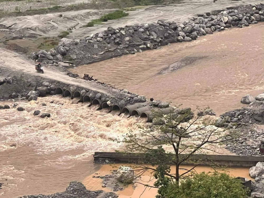 मेलम्चीमा बाढीले अस्थायी पुलमा क्षति, सडक आवागमन बन्द