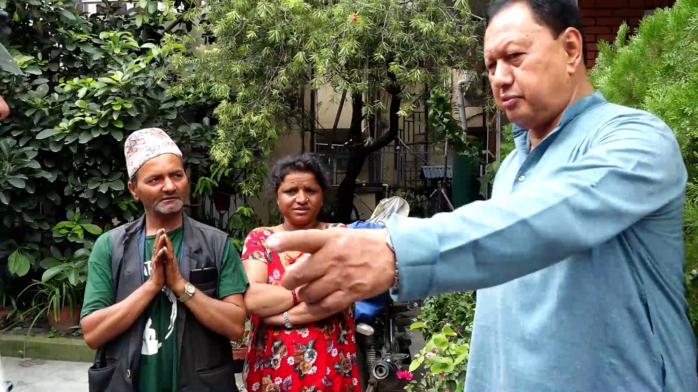 महानगरले ठेला उठाएका मकै व्यापारी दम्पतीलाई कांग्रेस नेताको सहयोग(भिडिओ)