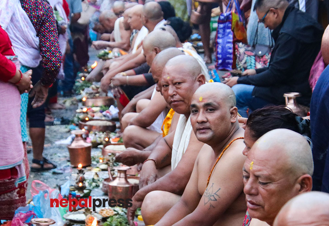 तस्बिरमा बुबाप्रतिकाे श्रद्धा