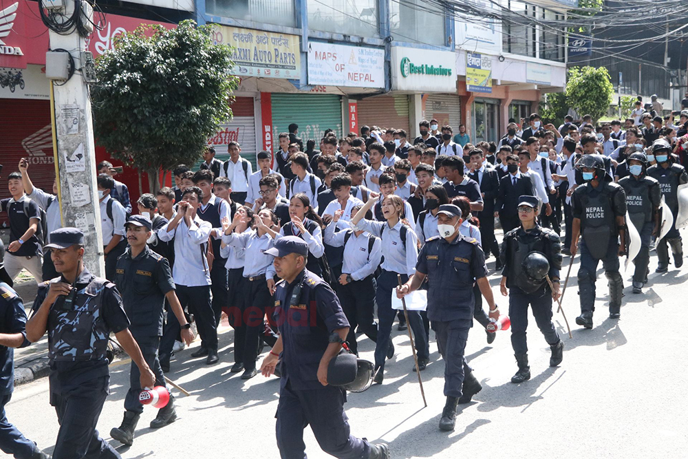 कोअर्डिनेटरले छात्रालाई ह्यारेसमेन्ट गरेको भन्दै नोबेल एकाडेमीका विद्यार्थीको प्रदर्शन