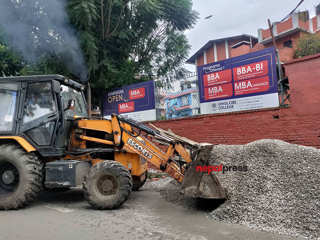 सडकमा निर्माण सामग्री राख्नेलाई काठमाडौं महानगरले तिरायो २० हजार जरिवाना