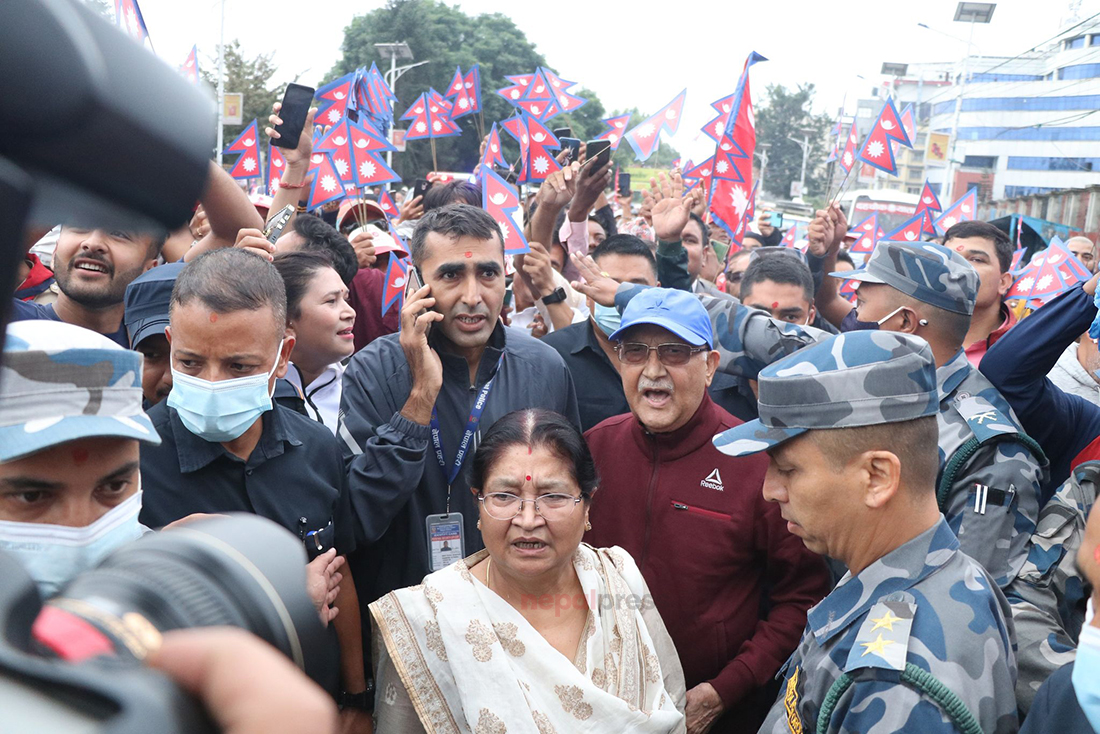 वृहत पदयात्रामा पत्नी राधिकासहित पुगे ओली (तस्बिरहरू)