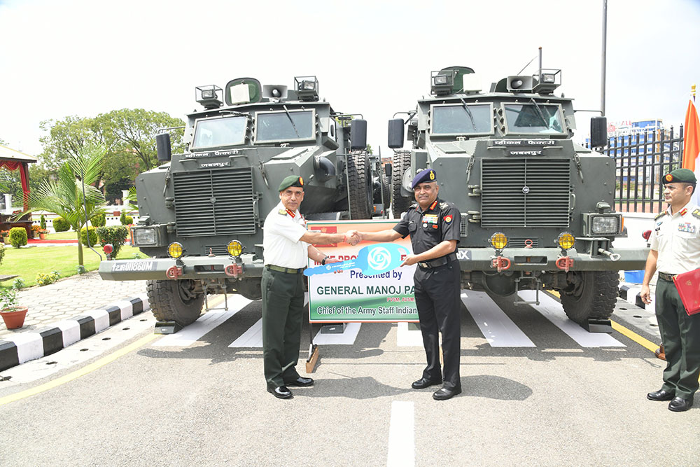 भारतीय सेनाध्यक्षले नेपाली सेनालाई हस्तान्तरण गरे १० वटा गाडी र ४ वटा घोडा