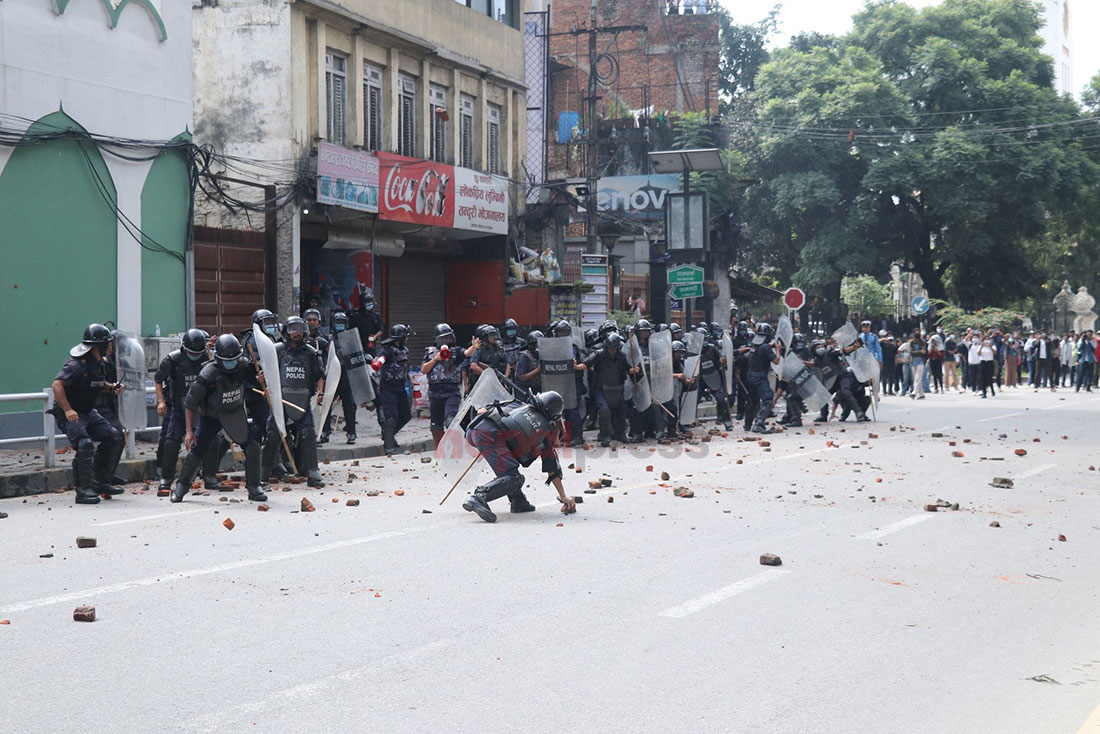 नागरिकता विधेयक प्रमाणीकरण गर्न ढिला भएको भन्दै नेविसंघको विरोध, प्रहरीमाथि ढुंगामुढा प्रहार