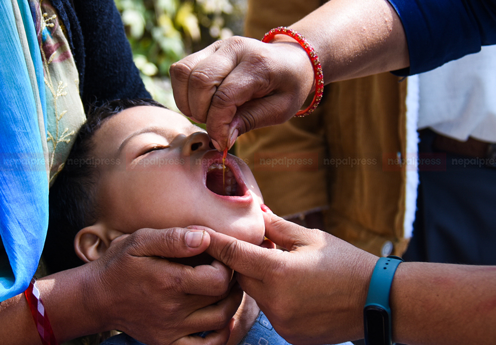 बालबालिकालाई जुकाको औषधी र भिटामिन ए खुवाइयो (तस्बिरहरू)