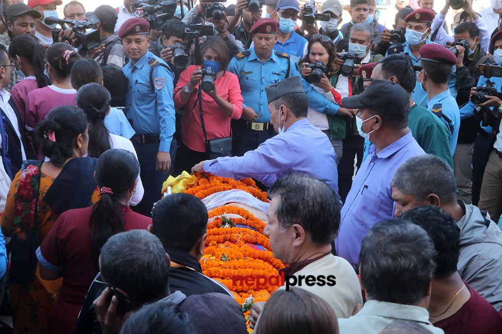 जोशीप्रति श्रद्धाञ्जली दिन पार्थिक शरीर अस्पताल प्रांगणमा राखियो (तस्बिरहरु)