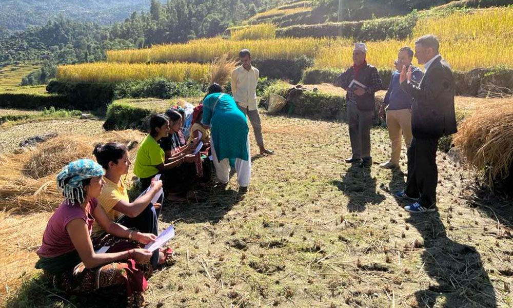 बागलुङमा भोट माग्दै खेतमा पुगे एमाले उम्मेदवार