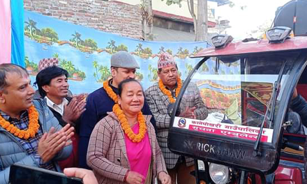 कानेपोखरी गाउँपालिकाले ल्यायाे सूचना एम्बुलेन्स सञ्चालनमा