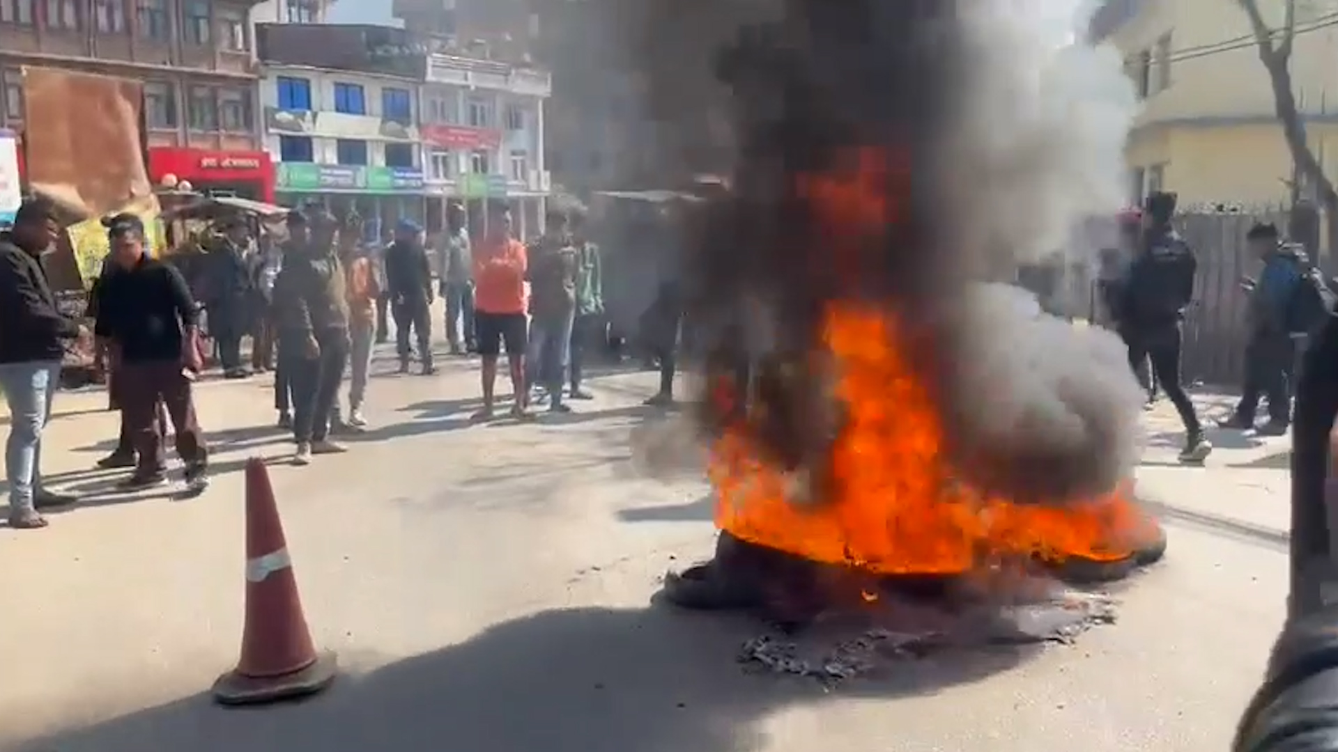 टिपरको ठक्करबाट मृत्यु भएका पत्रकारसहित दुईजनालाई क्षतिपूर्ति दिन माग गर्दै साँखुमा प्रदर्शन (भिडिओ)