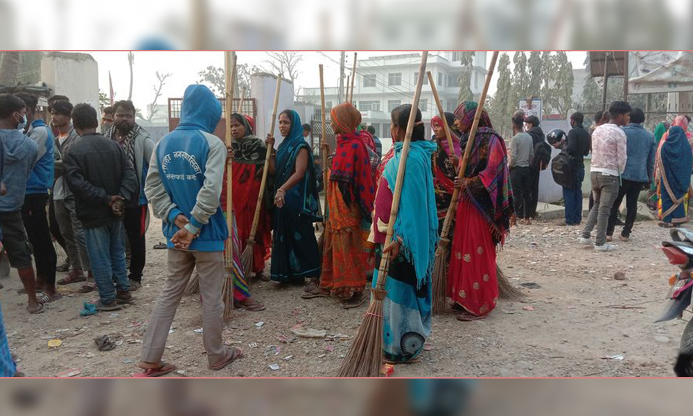 सिरहामा तलब नपाएकाे भन्दै आन्दोलित सरसफाई कर्मचारी र प्रहरीबीच झडप