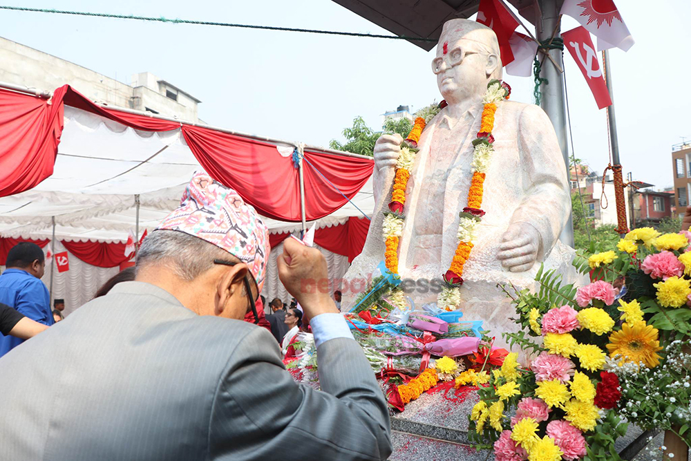 मदन भण्डारीको शालिकमा माल्यार्पण (तस्बिरहरु)