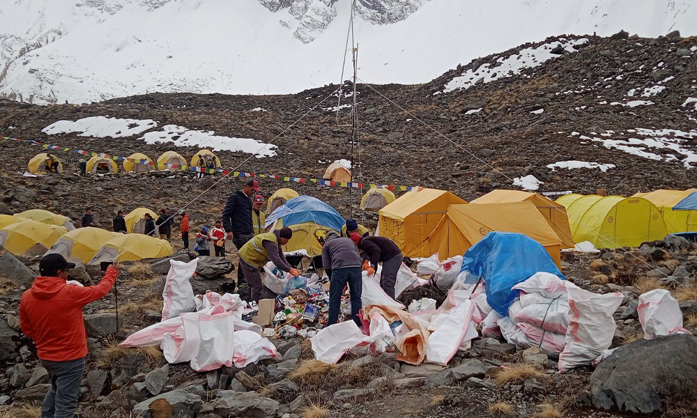 नेपाली सेनाको नेतृत्वमा सगरमाथाबाट ३५ हजार बढी किलो फोहोर संकलन