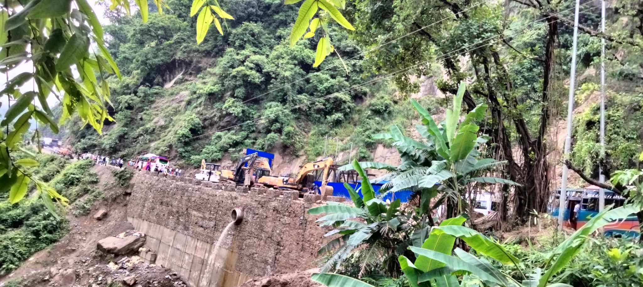 यसरी पुरियो सिद्वबाबा सुरूङमार्गको दुवै मुहान, सिद्धार्थ राजमार्ग एकतर्फी सञ्चालन (तस्बिरहरु/भिडिओ)