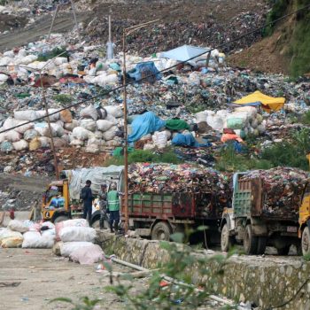 बाढीपछि बञ्चरेडाँडामा बढ्यो फोहोरको मात्रा