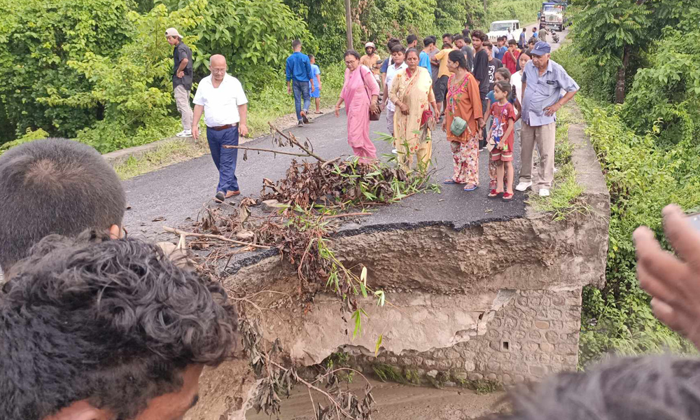 खहरे खोलाको कल्भर्ट भत्किएपछि मिर्चैया-कटारी सडक अवरुद्ध (भिडिओ)