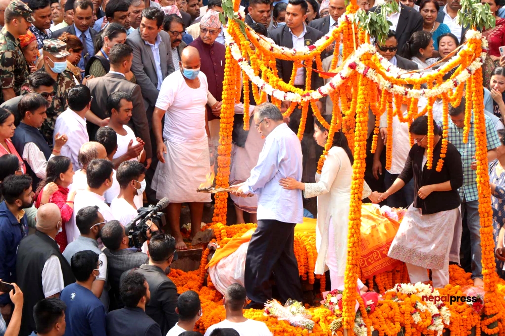 प्रधानमन्त्री प्रचण्डसहित दुई छाेरीहरुले दिए सीतालाई दागबत्ती (तस्बिरहरु)