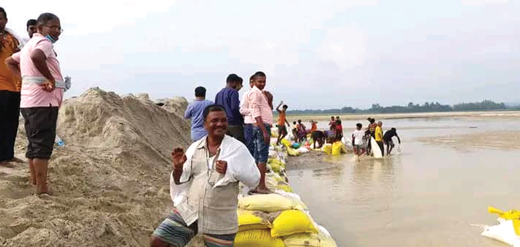 बलान नदी नियन्त्रण गर्न अस्थायी तटबन्ध निर्माण