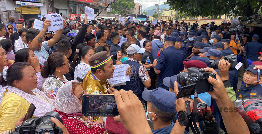 भगवती पाण्डेलाई पक्राउ गर्न दवाव दिँदै तामाङ कलाकारले घेरे प्रहरी कार्यालय, टेकुमा तनाव