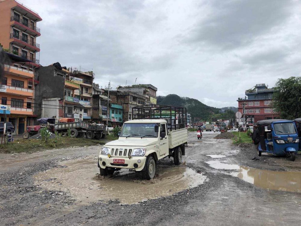 पोखरा-काठमाडौं सडकको दुरवस्थाले यात्रुलाई सास्ती