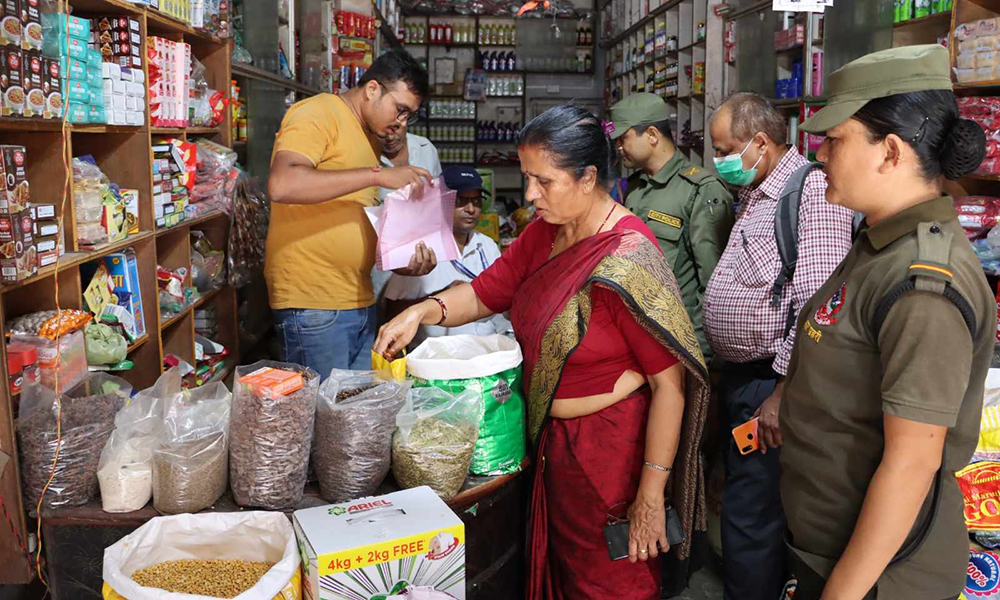 उपभोग्य सामानमा जथाभावी भाउ बढाउँदै बुटवलका व्यवसायी, अनुगमन टोलीले सचेतमात्र गरायो