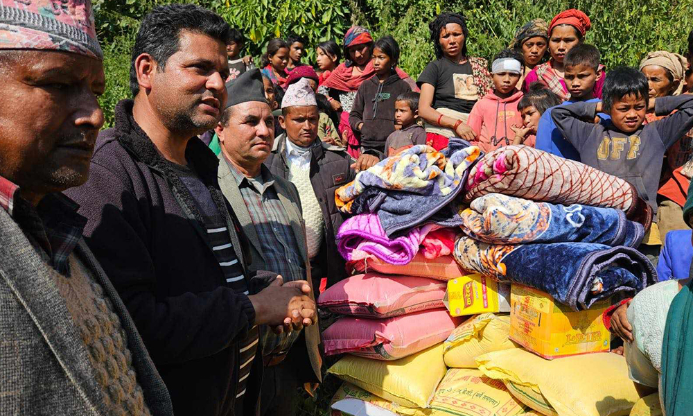 भूकम्प पीडितलाई राहत दिन चिकित्सकसहित एमालेको टोली जाजरकोटको दुर्गम गाउँमा