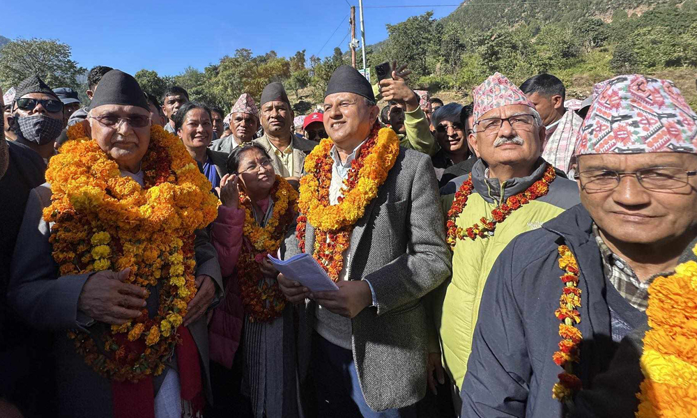 राष्ट्रिय झण्डा हस्तान्तरण गर्दै कर्णाली प्रवेश गर्‍यो एमाले अभियान