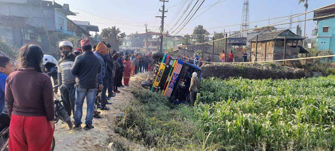 हेटौंडामा बस दुर्घटना, १० जना घाइते