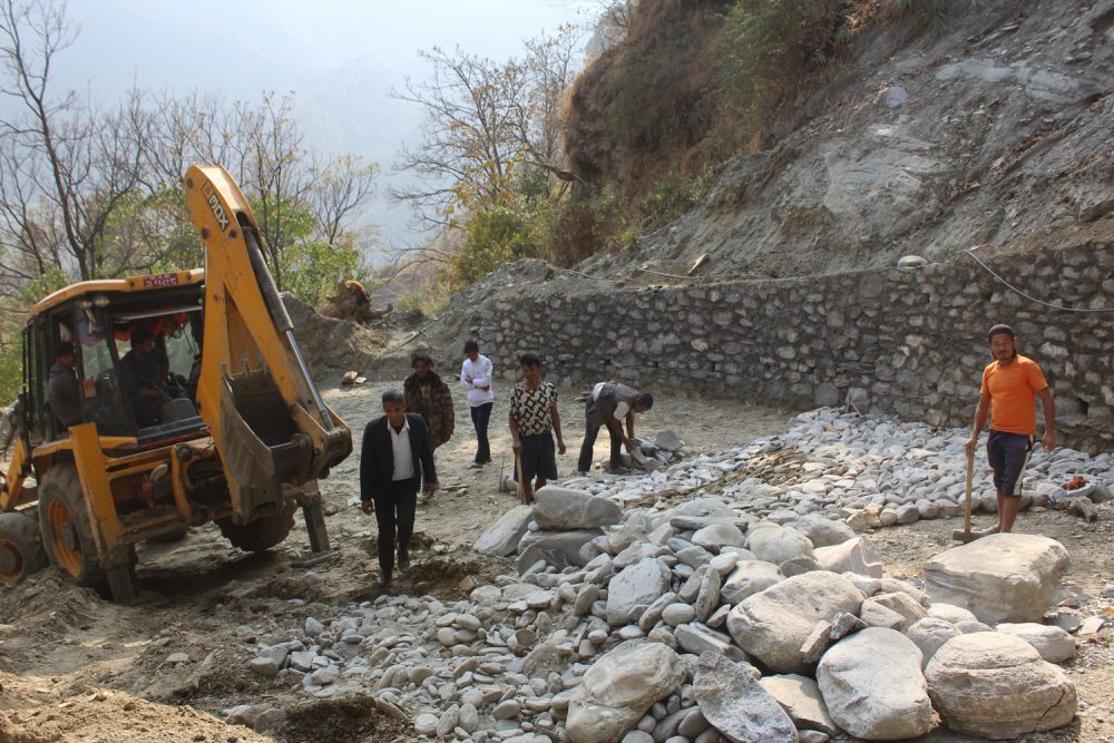 ‘ट्रयाक’ खुलेको १३ वर्षपछि सडक स्तरोन्नति थालियो