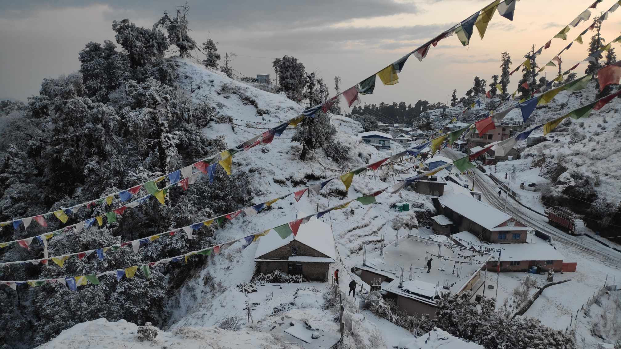 मकवानपुरको दामन-सिमभन्ज्याङ क्षेत्रमा यो वर्षको पहिलो हिमपात (तस्बिरहरु)