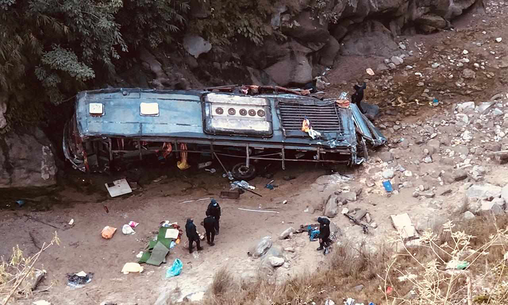 १० जनाको मृत्यु र ३३ यात्रु घाइते हुने गरी भएको बस दुर्घटनाको कारण तीव्र गति