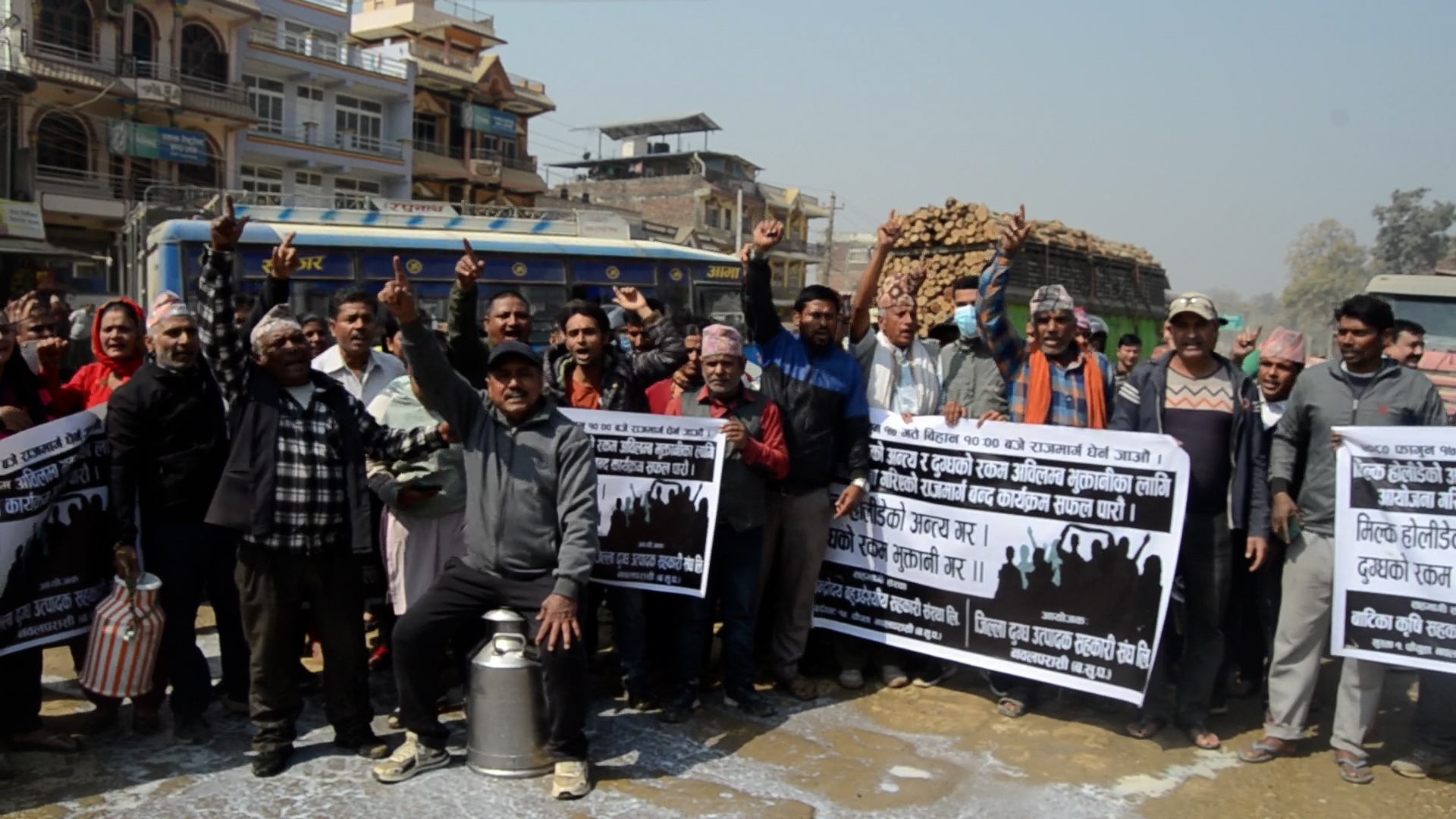 दूधको पैसा भुक्तानी माग्दै लुम्बिनीका किसान सडकमा, कृषिमन्त्रीको राजीनामा माग