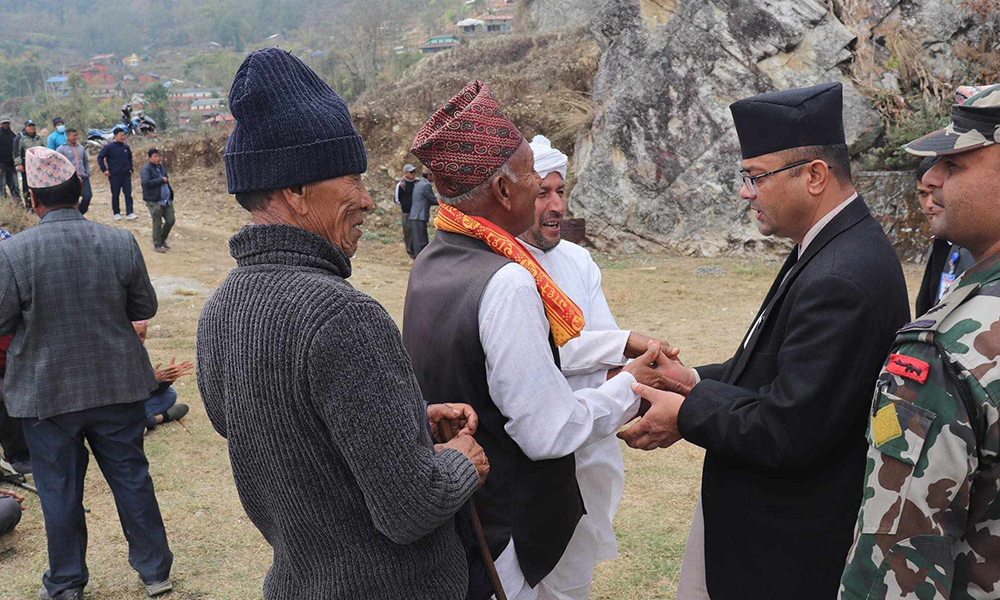 बाँदर नियन्त्रण गर्ने कानून बनाइदिन कानूनमन्त्री गिरीलाई पर्वतका स्थानीयको आग्रह