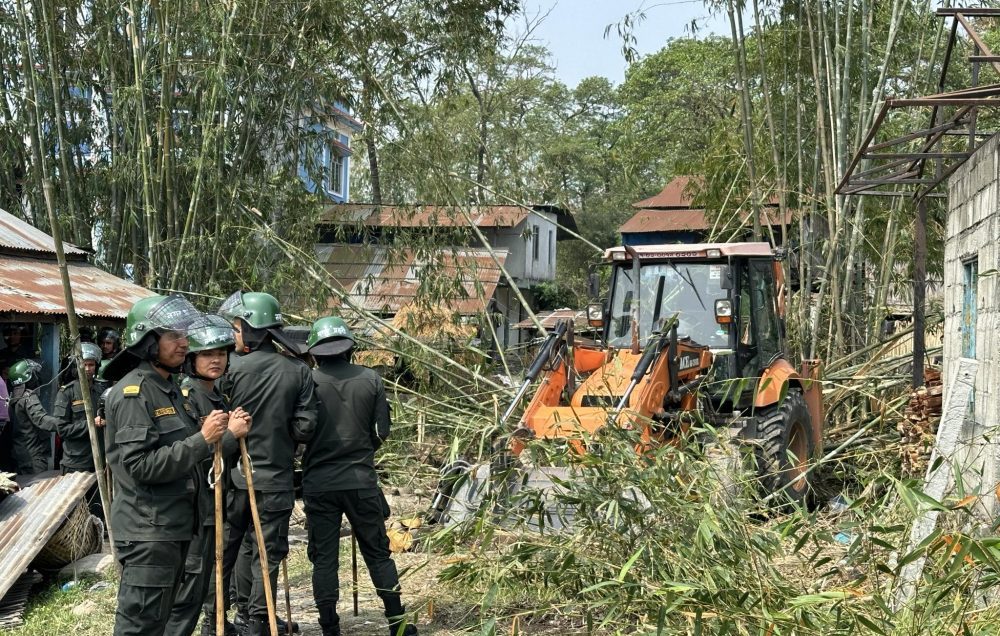 इटहरीमा खोला पैनीमा बनेको अवैध संरचना भत्काउन सुरु