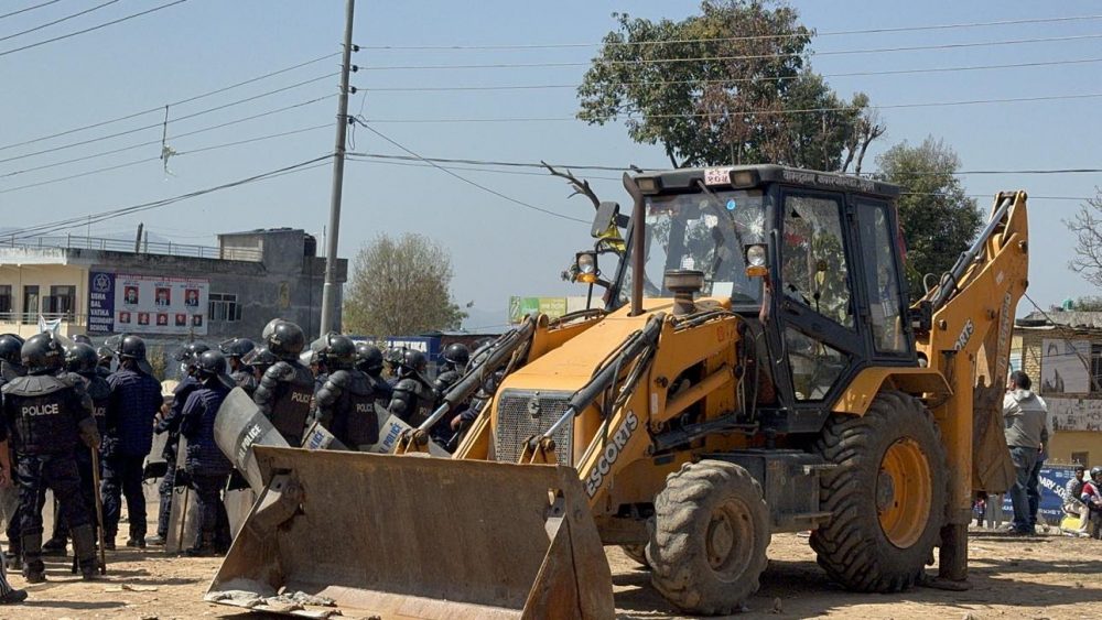 सार्वजनिक जग्गामा बनाइएका संरचना खाली गर्न वीरेन्द्रनगरमा डोजरसहितको टोली परिचालन