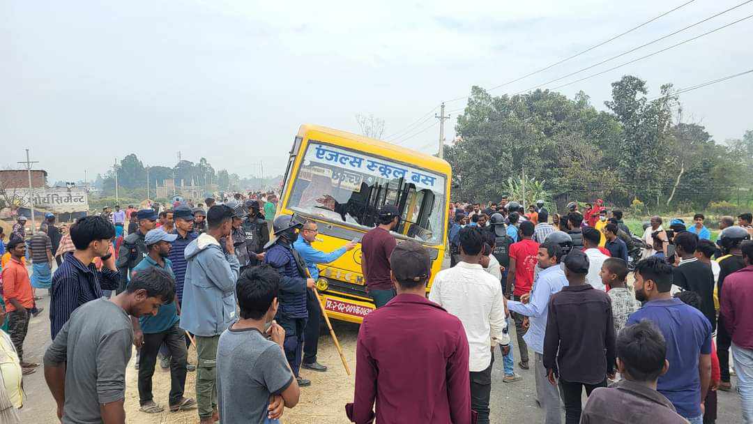 माटो खन्न जाने महिलाको समूहलाई स्कूल बसले ठक्कर दियो, एकजनाको मृत्यु