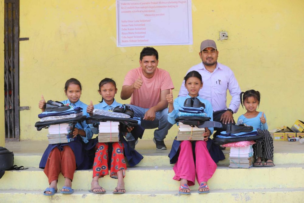 विपन्न विद्यार्थीलाई पत्रकार मिश्रद्वारा शैक्षिक सामग्री वितरण