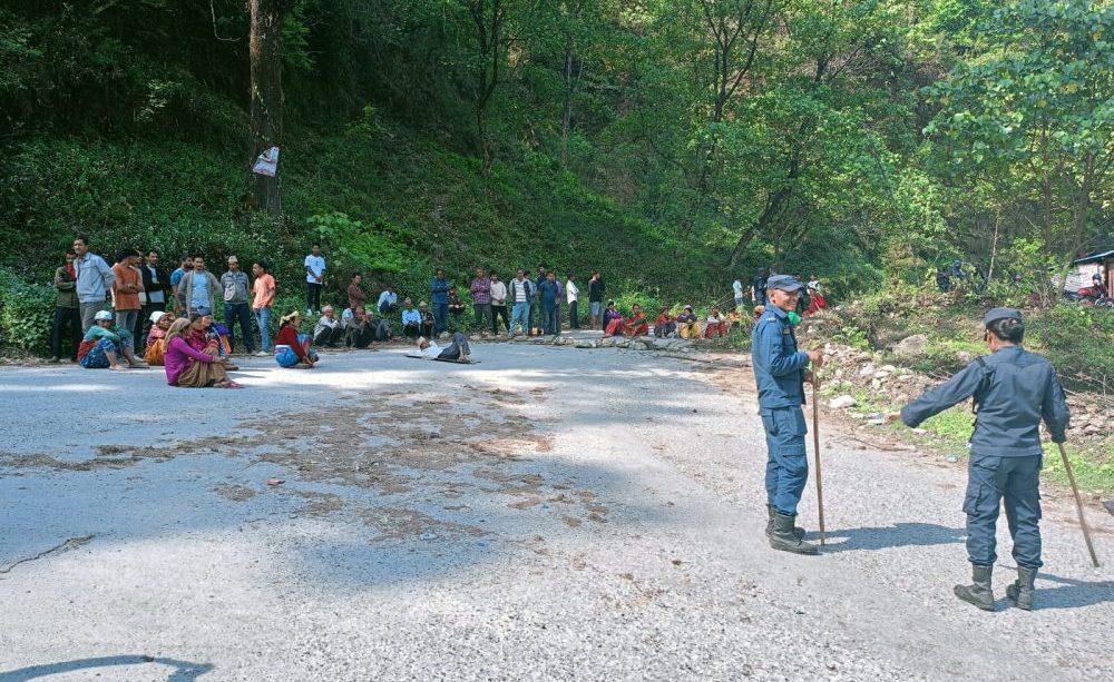 करेन्ट लागेर महिलाको मृत्यु भएपछि सडक अवरुद्ध